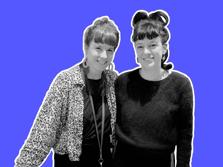 Maya Suter und Csilla Horvath führen den Secondhand-Laden Papayastudio in Zürich und stehen lächelnd nebeneinander.